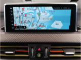 【iDrive】純正HDDナビ&ldquo;iDrive&rdquo;を装備しています。こちらの機能で、オーディオの設定や本体説明書、車両状態チェックなどを行えます。また、ナビのアップデートも承りますので、担当スタッフへお申し付け下さい。