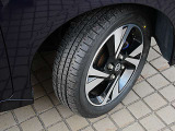 純正アルミホイールです。スチールホイールよりも軽いので燃費も向上します。タイヤの残り溝は御来店時にご確認下さい。