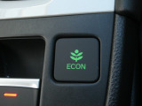 ◆ECONスイッチ(ECONモード)◆エンジンやエアコンといった、クルマ全体の動きを燃費優先で自動制御するECONモード。空調など快適性を優先したいときは、スイッチを押してOFFにできます。