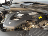 マセラティの100年の歴史が詰まった、3リッターV6ツインターボエンジン。是非店頭でその走りやエギゾーストを、肌で、耳でご体感ください。