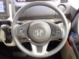 ハンドル左側にはオーディオ操作が出来るオーディオリモートコントロールスイッチ、右側にはHonda SENSINGとオートクルーズコントロールのスイッチを装備!