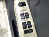 【電動格納ミラー】サイドミラーは電動格納式となっており、狭い駐車場でもキズがつくリスクを抑えられます。
