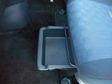 助手席の下にシートアンダートレイ。ちょっとした小物を入れるのに便利です。