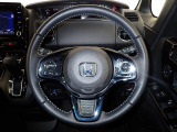 ハンドル左側にはオーディオ操作が出来るオーディオリモートコントロールスイッチ、右側にはHonda SENSINGとオートクルーズコントロールのスイッチを装備!