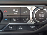 エアコンはデュアルゾーン温度調整機能付で、操作系はドライバーからも助手席からも最適化された位置に置かれています。