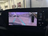●サラウンドビューカメラ『車両の4つのカメラから得た映像を合成し、上空から眺めているような映像をモニターに映し出します。車両周辺の歩行者や障害物などの発見に役立ちます。』