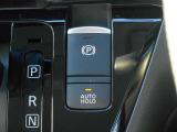 オートブレーキホールドは、ブレーキペダルを踏んで停車すると、ブレーキペダルから足を離してもクルマがブレーキ力を維持。ペダルを踏み続けることによる足の疲れを緩和します。