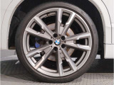 【BMWアロイホイル】軽量かつ強度に拘ったアロイホイル。走行性能ポテンシャルを引き出す設計。車の足元を引き締めてくれる大きなポイントはアロイホイルです。