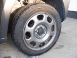ノーマルタイヤが装着されております。(右前)