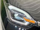 【LEDヘッドライト】悪天候や夜間走行時も良好な視界を確保し安心して運転できる高輝度LEDヘッドライトを装備!点灯速度が早く、消費電力も抑えられています。