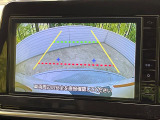 【バックカメラ】駐車時に後方がリアルタイム映像で確認できます。大型商業施設や立体駐車場での駐車時や、夜間のバック時に大活躍!運転スキルに関わらず、今や必須となった装備のひとつです!