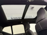 ◆サンルーフ/UVカット仕様の電動パノラマガラスサンルーフ。澄みきった青空を車内に取り入れ、爽快感あふれる毎日に
