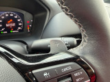 運転席の手元でシフトアップシフトダウンの操作が可能なパドルシフトを装備しています♪