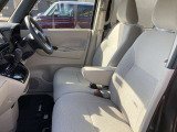 運転席シートには肘掛もついてます。