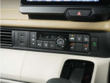 ◆オートエアコン装備◆ お好みの温度を設定をするだけで、後は、自動で風量を調節してくれます!快適にドライブが楽しめます。
