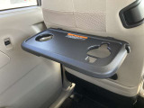 車内で食事ができる便利なテーブルがついています!