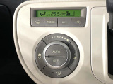 【オートエアコン】一度お好みの温度に設定すれば、車内の温度を検知し風量や温度を自動で調整。暑い&hellip;寒い&hellip;と何度もスイッチ操作をする必要はありません。快適な車内空間には必須の機能ですね♪