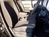 運転席側には、座席の高さ調節が出来るシートリフター付です。ベンチシートですので助手席側からの乗り降りも楽々♪