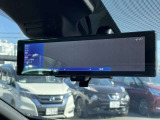 車両後方のカメラ映像を映し出し、車内の状況や、天候などに影響されずいつでもクリアな後方視界が得られるインテリジェントル-ムミラ-が装備されております。