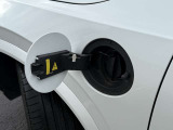 ◆充電/電気充電は左側フロントフェンダーから。従来のガソリンに加え、新たな動力源をプラスした可能性あふれる一台