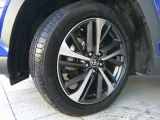 純正アルミホイールを装備しております。