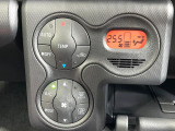 【オートエアコン】一度お好みの温度に設定すれば、車内の温度を検知し風量や温度を自動で調整。暑い&hellip;寒い&hellip;と何度もスイッチ操作をする必要はありません。快適な車内空間には必須の機能ですね♪