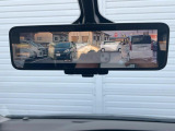 【デジタルインナーミラー】後席の大きな荷物や同乗者で後方が確認しづらい時でも安心!カメラが撮影した車両後方の映像をルームミラー内に表示。クリアな視界で状況の確認が可能です!