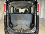 後部トランクスペースも広大です。ただ広いだけでなく積載性にも優れた形状でとても使いやすい!軽い力で開閉可能なのもメリットです!