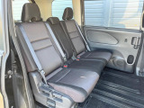 後部座席も気になるようなキズ・汚れやへたり等、大きなダメージはなく、良好な状態です。