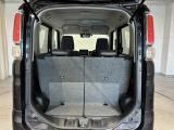 後部トランクスペースも広大です。ただ広いだけでなく積載性にも優れた形状でとても使いやすい!軽い力で開閉可能なのもメリットです!