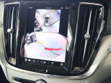 車両のアップデートにより、バックモニターには360&deg;ビュー表示と同時表示されるようになりました 現在ステアリングを切っている方向を示すステアリングガイドも表示されます