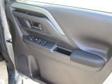 運転席のPWスイッチ類。使いやすくなってペットボトルもOKです。