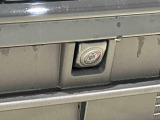 フロントカメラ 車両の前後左右に搭載した4つのカメラにより、車庫入れや狭い道でのすれ違いをしっかりサポートするパノラマモニター対応カメラが付いてます
