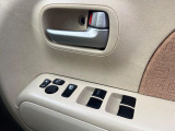 【電動格納ミラー】サイドミラーは電動格納式となっており、狭い駐車場でもキズがつくリスクを抑えられます。