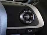 アダプティブクルーズコントロール機能付きです。走行中に先行車の様子を検知しながら、設定した車速の範囲内で先行車との距離のキープを支援します。詳細は販売店スタッフまでおたずねください。