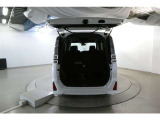 バックドアを上げた状態です。シートを倒せば荷室のスペースが広くなります!用途に合わせて快適な室内を!