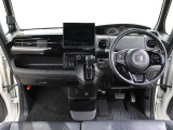 操作性に優れた運転席となります!小物入れや各ボタンの配置にこだわり、使いやすいです!座り心地もよく視認性も良好なのでロングドライブもお任せ下さい!