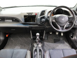 操作性に優れた運転席となります!小物入れや各ボタンの配置にこだわり、使いやすいです!座り心地もよく視認性も良好なのでロングドライブもお任せ下さい!