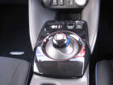 EV車ならでは3つの走行モード切替で「ワンペダル」走行も可能で。もちろん、 エマブレ踏み間違い防止アシスト、VDC(横滑り防止機能)、フロント&バックソナー、ヒルスタートアシストなど安全装備も充実しています