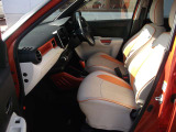 運転席まわりには十分なスペースがあり、ゆったり運転していただける環境です。内装・インテリアはホワイトをベースにチタンやオレンジのアクセントカラーが入ったオシャレなデザイン。