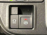 指先だけで簡単に操作が可能な電動パーキングブレーキを採用。「HOLD」スイッチを押すと、渋滞や信号待ちなどでブレーキペダルから足を離しても、ブレーキを保持するので安心です