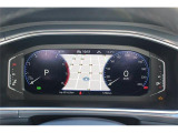 デジタルメータークラスターDigital Cockpit Pro。基本の速度計とタコメーターの表示に加え、ナビを大きく表示することもできます。画面の切り替えはステアリングホイールのボタンで簡単に操作できます。