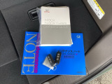 メンテナンスノート【整備記録簿】、取説も揃っています。スマートキーはバッグなどにしまったままボタン操作でエンジンの始動・停止ができて大変便利です。