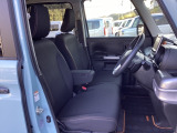 【ベンチシート】運転席と助手席の移動もスムーズ!狭い駐車場での乗り降りや、お子様の乗り降りにも便利です。座席の間にコンソールボックスやドリンクホルダーがないため、車内空間が広く感じます。