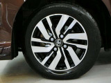 車のデザインにマッチした純正アルミホイール