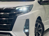 【LEDヘッドライト】悪天候や夜間走行時も良好な視界を確保し安心して運転できる高輝度LEDヘッドライトを装備!点灯速度が早く、消費電力も抑えられています。