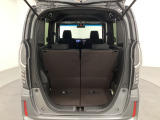 開口部も広く荷物の積み下ろしもしやすいお車となっております。シートの背もたれは5:5の割合で背もたれを可倒でき、前後のシートスライドもできるので荷室をひろげることができます。