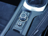 マツダコネクトを操作するコマンダーコントロールです。運転中に自然と手の触れる位置に配置されています。