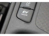 EVドライブモードで、エンジン音や排気ガスを気にすることなく走れます。早朝・深夜や屋内の駐車場などで重宝しますよ♪