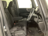 女性でも運転がしやすいように、シートの高さ調整機能(シートリフター)がついています。運転席と助手席の間が空いている為、助手席側への移動がスムーズです。交通量の多い道でも助手席側から乗り降りができます。